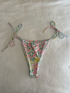 Floral Bikini Bottoms. Size Large.